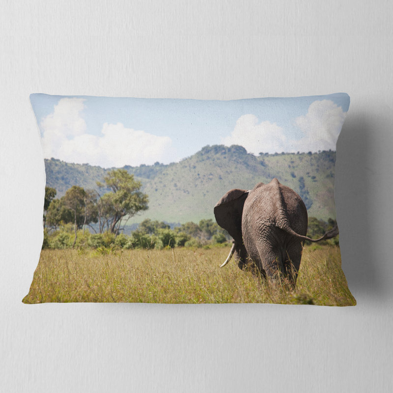 «Retreating Elephant in Savannah» - Coussin décoratif imprimé animal, Rectangulaire, 12 po x 20 po