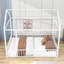 Lit en métal avec clôture-567262218