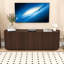 Meuble télé avec portes cannelées, tablettes réglables, trous pour câbles et armoire à bord courbé-565517401