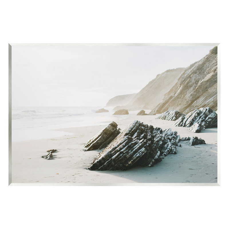 Au-448-Giclée sur la plage rocheuse par Krista Broadway, H 16 po x l 20 po x P 1,5 po, Giclée encadrée blanc bord de mer