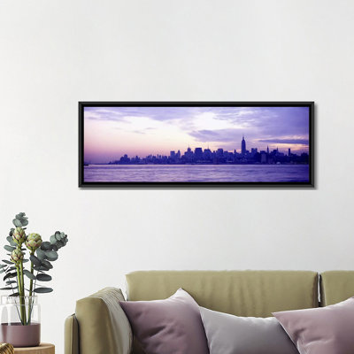 Gratte-ciel au bord de l'eau, au lever du soleil, Manhattan, New York, État de New York, États-Unis par Panoramic - reproduction d'art sur toile tendue sur toile