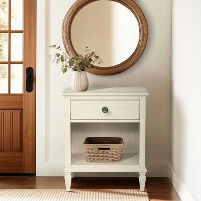 Table de chevet crème d'inspiration française avec fonction de rangement ouvert 1 tablette à 1 tiroir au fini naturel brossé, tiroirs pleine extension, pieds en bois massif, placage, contreplaqué crème, inspiré