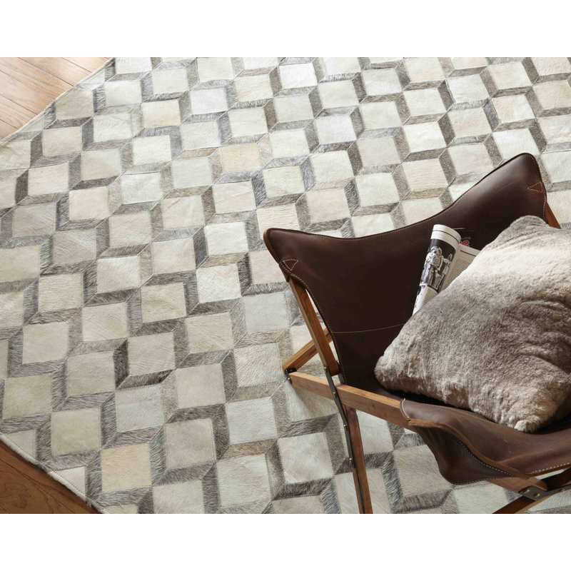 Cowhide Geometric Area Rug in Ivory/Silver/Beige, Rectangle 5' x 8'