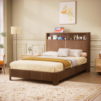 Structure de lit pleine grandeur en MDF brun avec rangement brun, conception courbée moderne avec charge intégrée pour la chambre à coucher