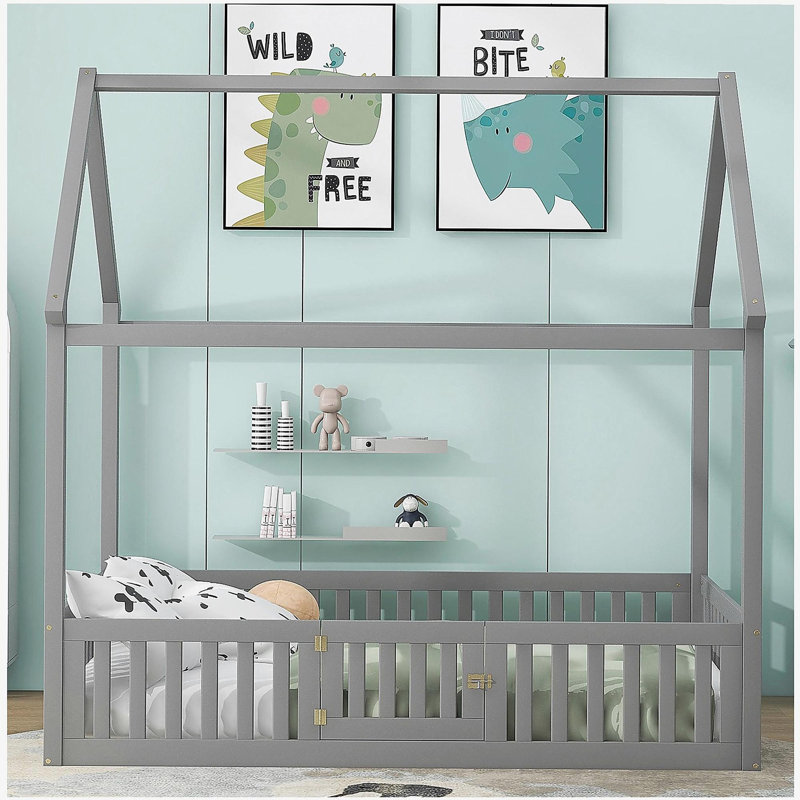Lit double en bois pleine grandeur avec clôture et porte, gris