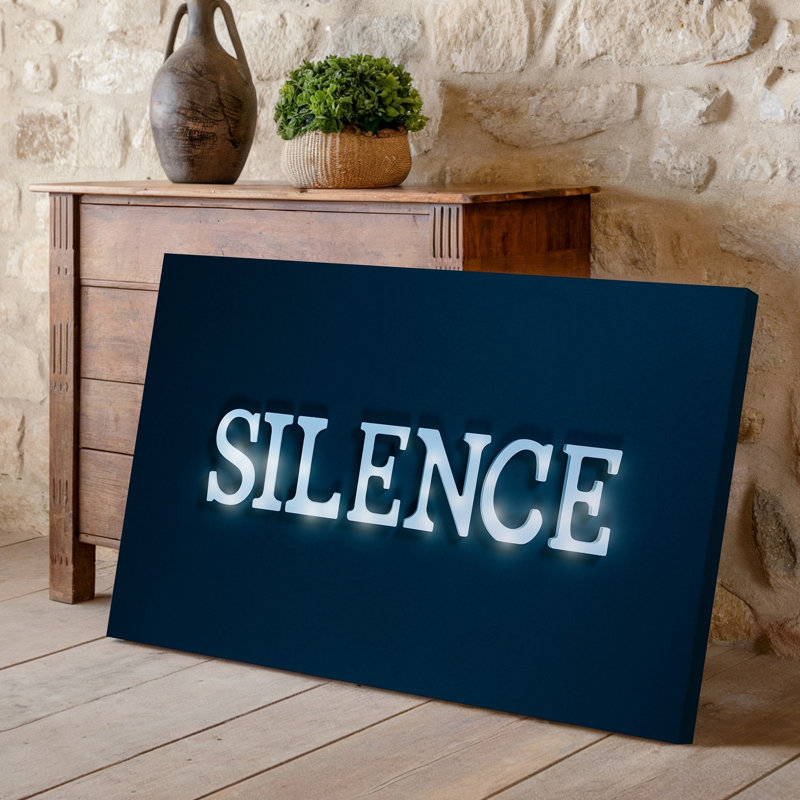 Toile, "Design A Minimalist Design" mettant en vedette le mot SILENCE dans un art mural élégant et moderne, centré sur un fond noir profond