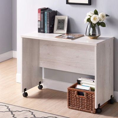 Bureau Mid-Century en chêne blanc avec quatre roulettes pour faciliter la mobilité et l'espace