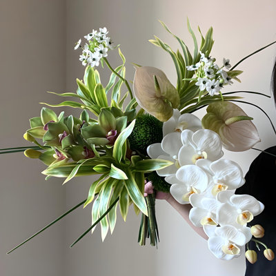 Ornements de fleurs simulées