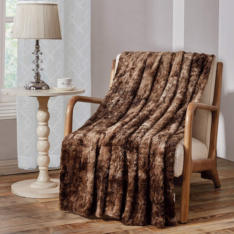 Oeste Throw Blanket