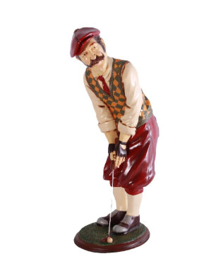 Petite golfeuse visant une petite statue