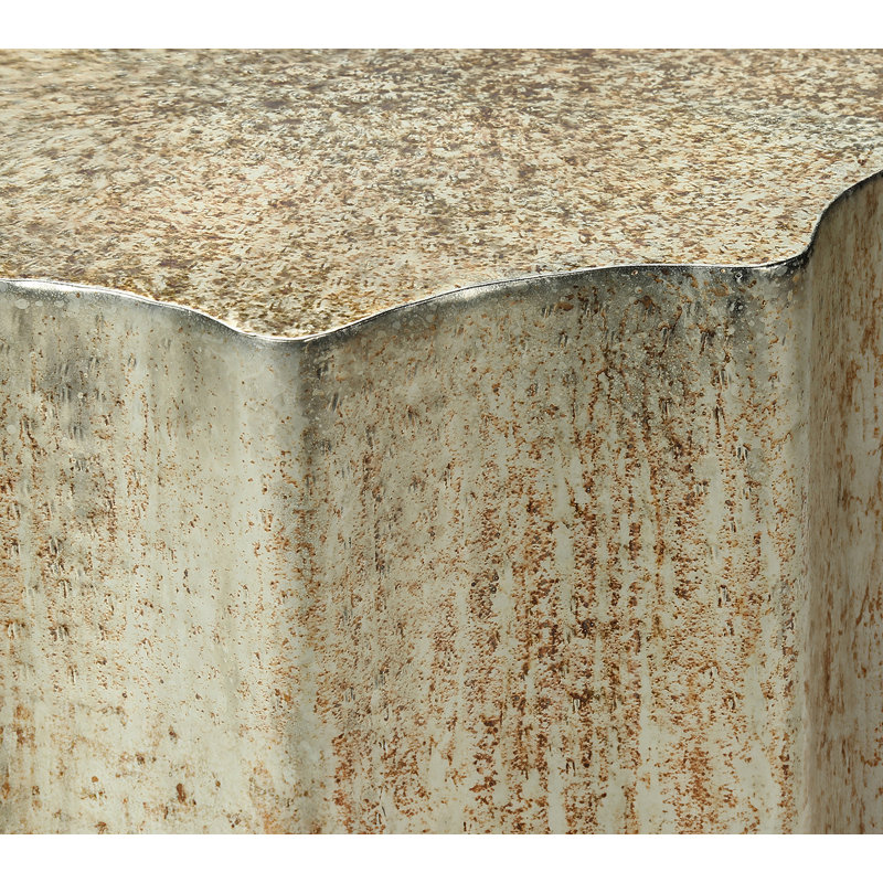 Élégante table d'appoint en métal fabriquée à la main avec une conception festonnée, parfaite pour le salon et la chambre à coucher