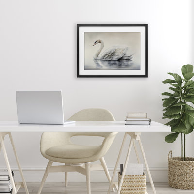 Élégant cygne flottant, impression sous verre encadrée, design par Sasha