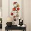 Décoration murale multicolore en métal avec cadre à volutes