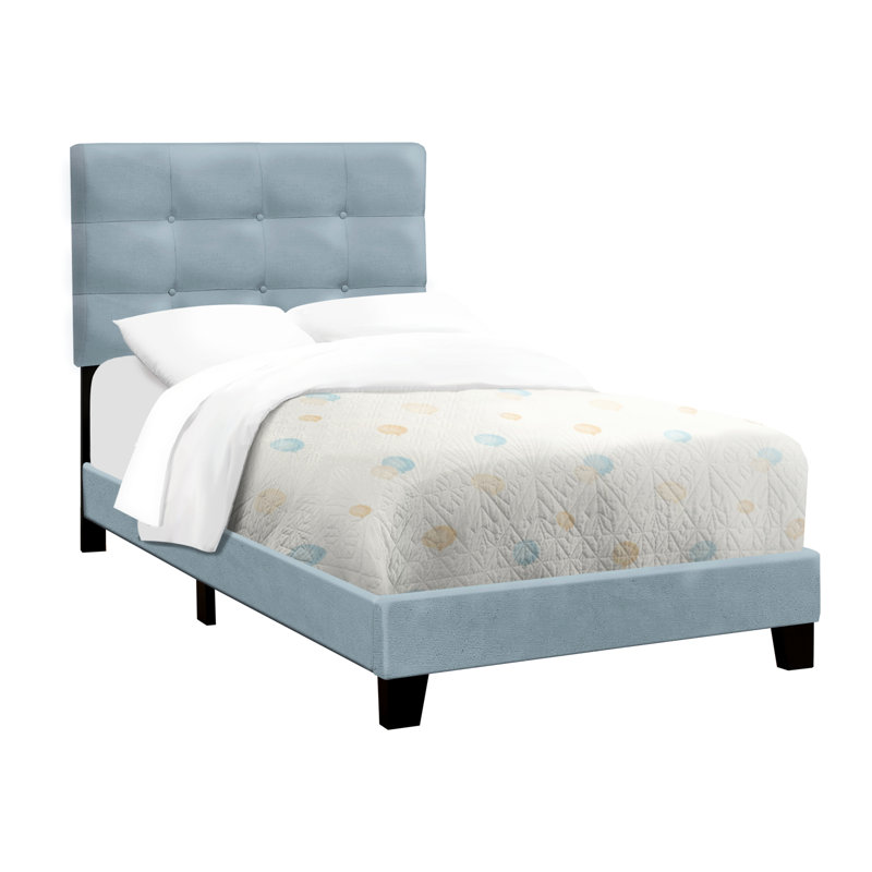 Lit plateforme simple en velours bleu pour un intérieur de chambre chic