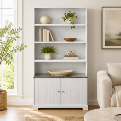 Grande armoire de rangement 91,1 "avec plateau de table en faux marbre, 3 tablettes ouvertes et portes doubles cannelées, bibliothèque autoportante en bois pour le salon et le bureau