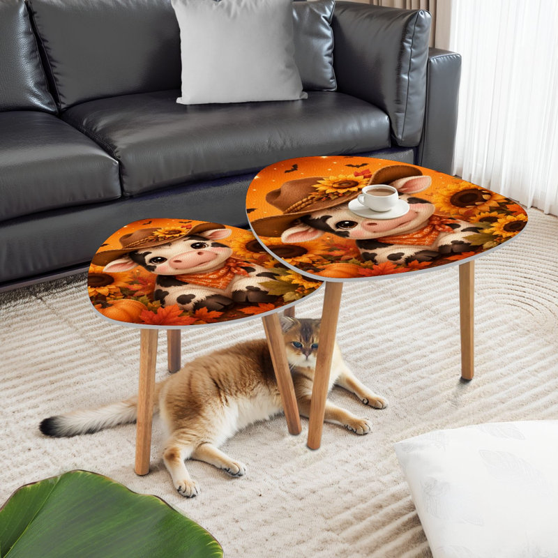Ensemble de 2 tables basses gigognes triangulaires modernes, motif vache d'Halloween et tournesols. Adorable vache portant un chapeau, style automnal, empilable, style milieu du siècle. Petite table d'appoint pour salon, chambre, appartement, décoration intérieure.