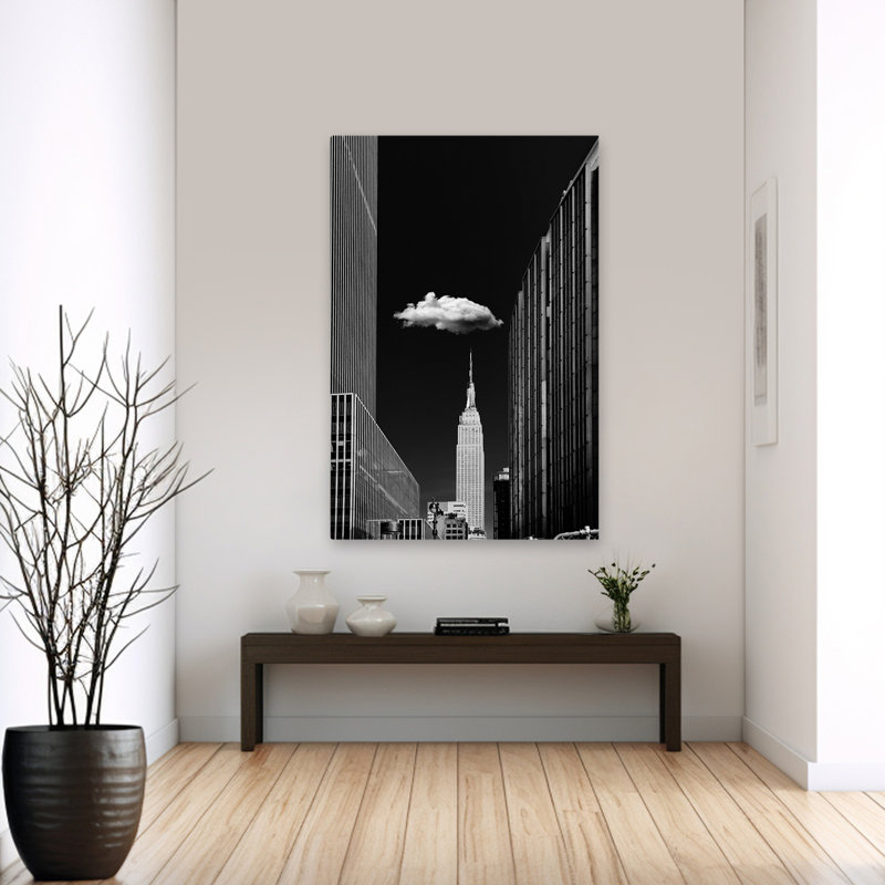 Carvalho - photographie de paysage urbain blanc contemporain à nuage unique, H 60 po x l 40 po