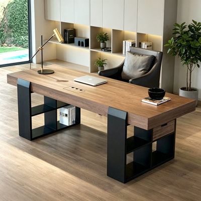 Bureau rectangulaire simple en bois brun
