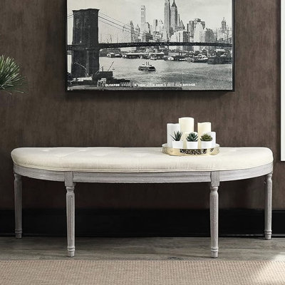 Banc côtier rembourré boutonné beige avec pieds gris patinés, forme demi-croissant pour économiser de l'espace dans les espaces de vie, et entretien, look américain