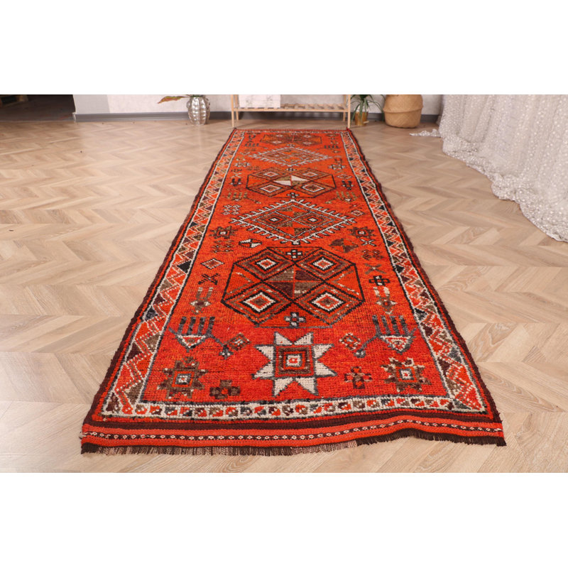 Un tapis turc antique fait à la main rehausse votre couloir avec un charme orange vif et oriental
