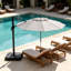 Parasol extérieur octogonal 12 x 11 pi avec construction robuste à 8 nervures et une base lestée dédiée.