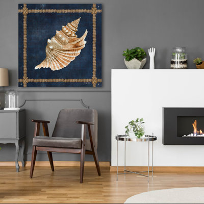 «Seashell on Navy V» par Cindy Jacobs, art mural en verre acrylique
