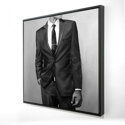 "Un homme dans un grand costume"