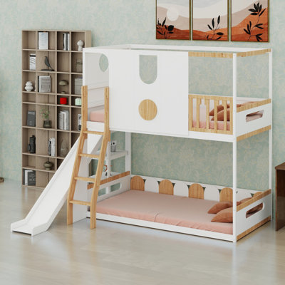 Lit mezzanine pour enfants avec glissade et étagères de rangement, au design ludique de maison