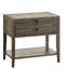 Table de chevet grise 1 avec système de conception de tiroir français, glissières latérales en métal, poignées noires, plateau coulissant pour plus de surface, rangement à tablette ouverte, style côtier rustique décontracté, sans assemblage