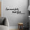 Signe d'art mural en métal, décor de l'écriture chrétienne, citation inspirante de la Bible, cadeau de bureau personnel - Love Never Fails Trust God