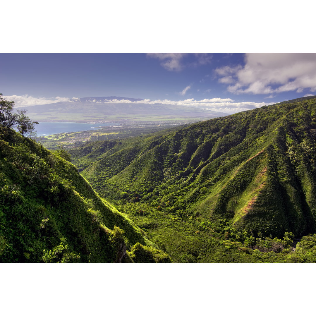 Leinwandbild Waihee Ridge Trail And View Of Kahului And Haleakala, Hawaii