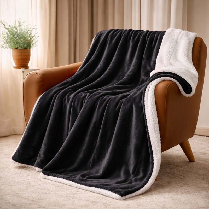 Couverture réversible en sherpa et en fausse fourrure, L 90 po x l 90 po, Noir
