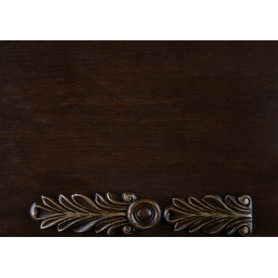 Table de cocktail formelle traditionnelle de luxe à plateau en marbre avec inclinaison dorée et pieds en cabriole classiques pour des salons élégants