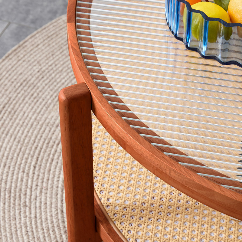 Table basse moderne en bois massif à double couche avec plateau en verre et tablette en rotin PE