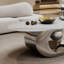 Table basse en marbre avec base sculpturale en acier inoxydable-493155572