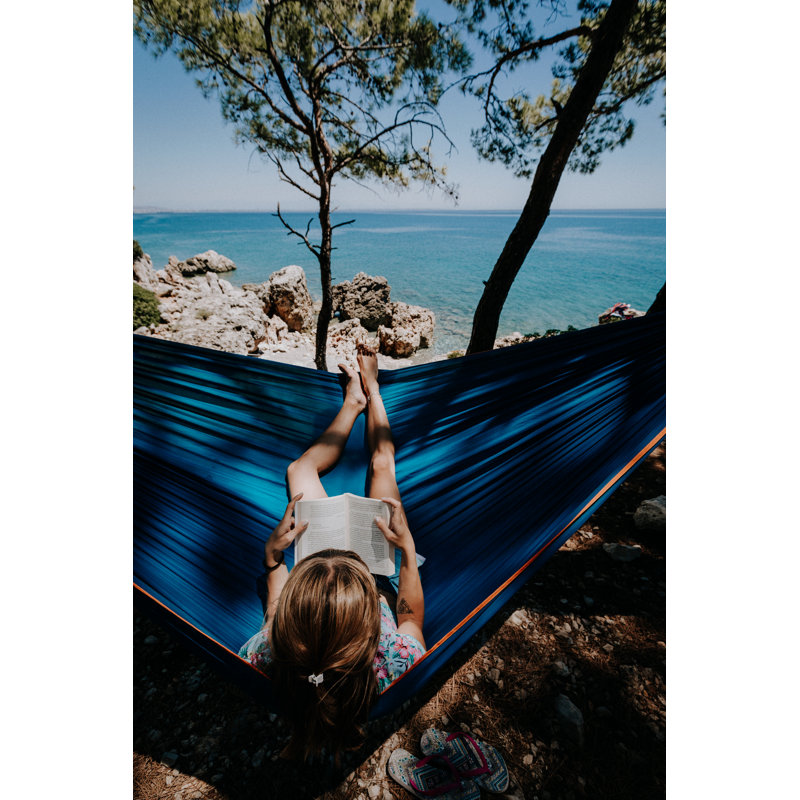 Femme dans un hamac par Ufuksaracoglu, H 12 po x l 8 po