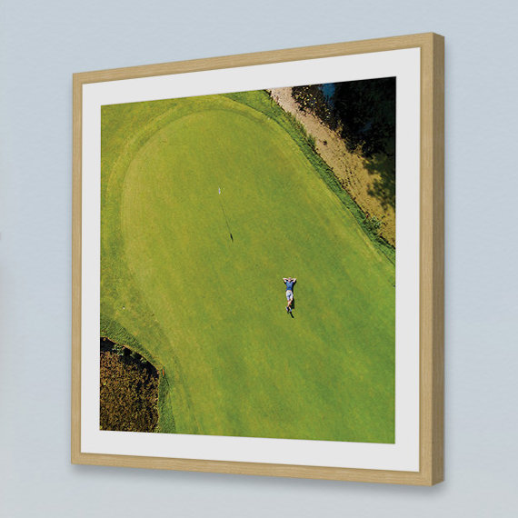 « on the green » par karolis janulis, reproduction d’art encadrée, H 32 po x l 32 po