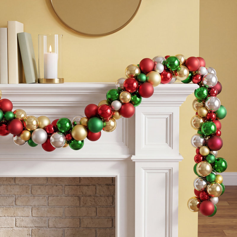 Guirlande de Noël 6 pi avec 3 boules incassables, Or / rouge / vert