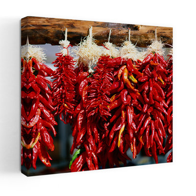 Gros plan sur des grappes de piments suspendus sur un étal, Taos, Nouveau-Mexique, États-Unis, art urbain contemporain