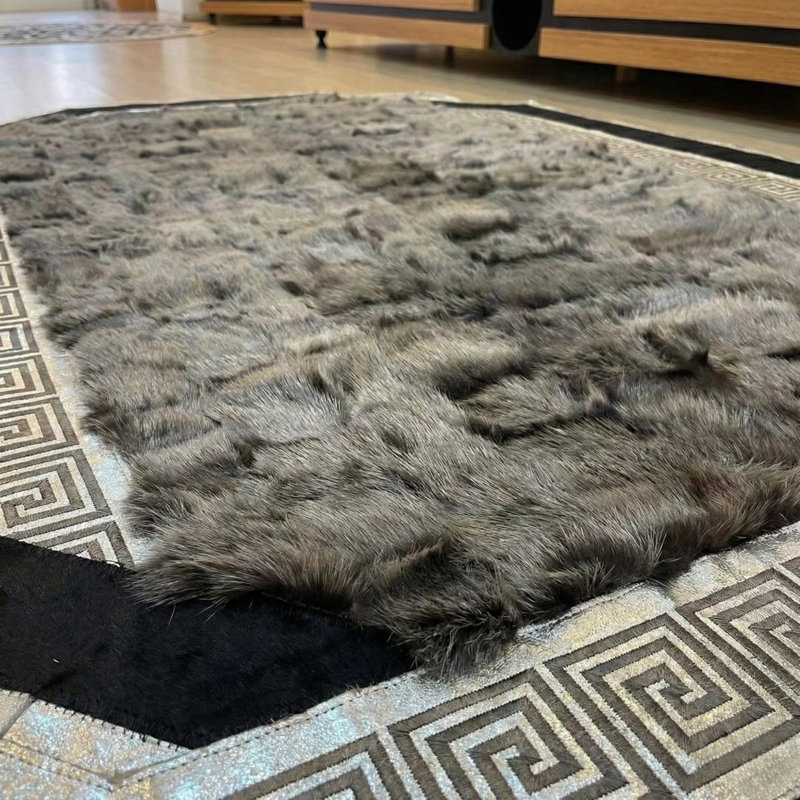 Tapis toscan gris, noir et doré, luxueux tapis à bordure géométrique