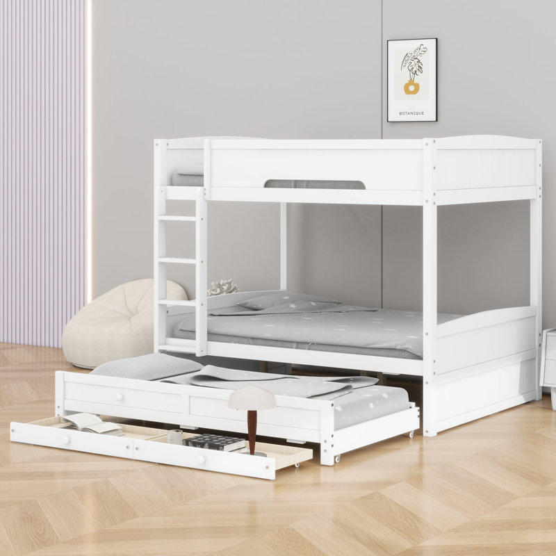 Un lit superposé avec lit gigogne et tiroirs permet de garder les chambres partagées organisées et prêtes à accueillir des invités.