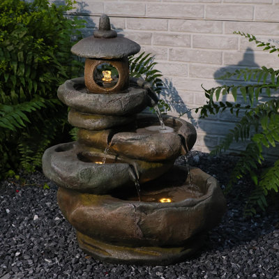 Fontaine en cascade à 4 niveaux en forme de pagode en résine avec des lumières DEL chaudes pour le jardin