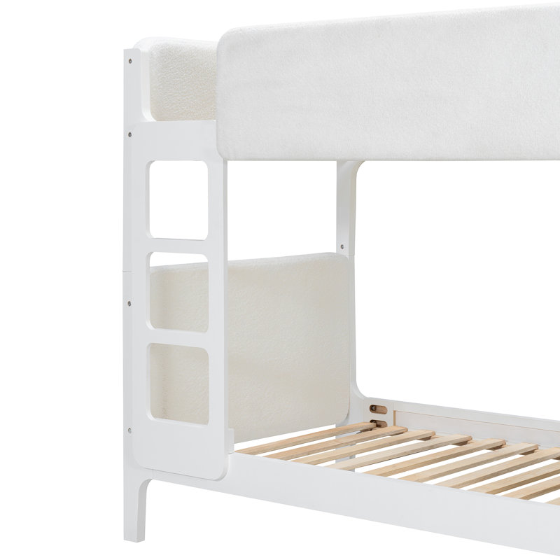 Lit superposé moderne Kestrel pour deux personnes, recouvert de tissu Sherpa moelleux, avec barrières de sécurité et têtes de lit rembourrées.