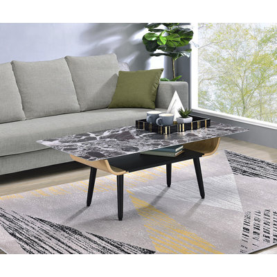 Table basse à quatre pieds avec rangement
