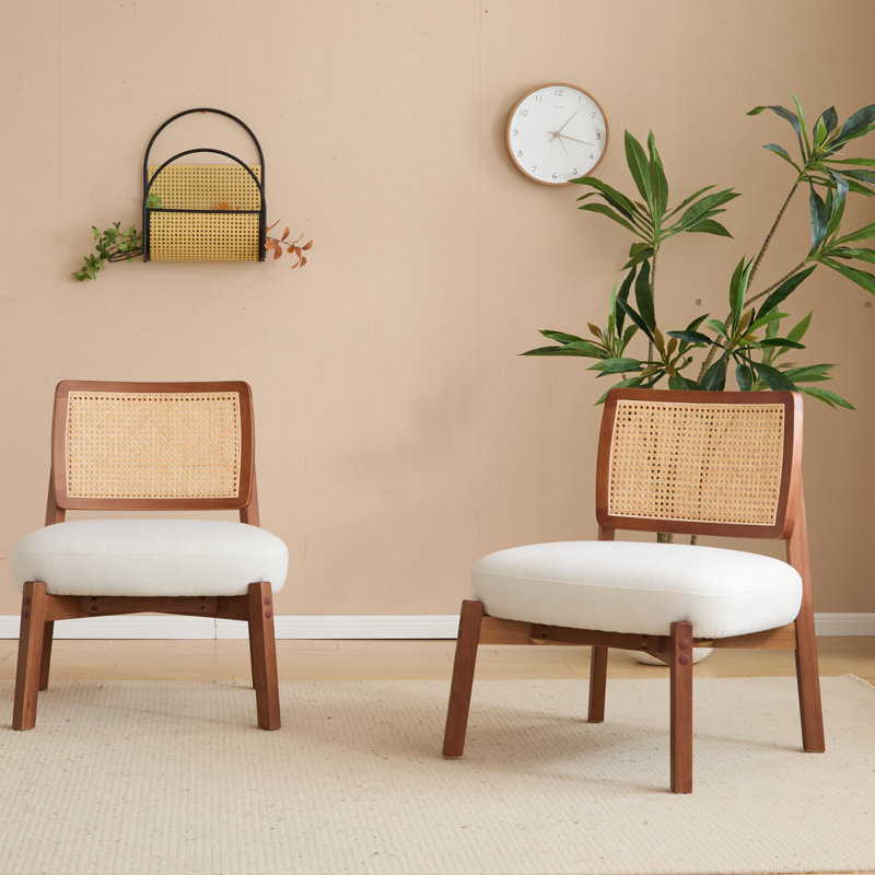 2 chaises longues beiges avec cadre élégant tissé et en bois pour le salon 2 pièces structure élégante intérieur