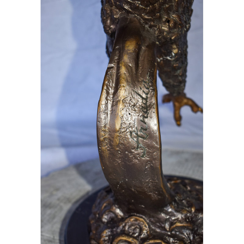 Statue en bronze «Darious Eagle In Action Diving for His Prey»: 21 po x 13 po x H 32 po