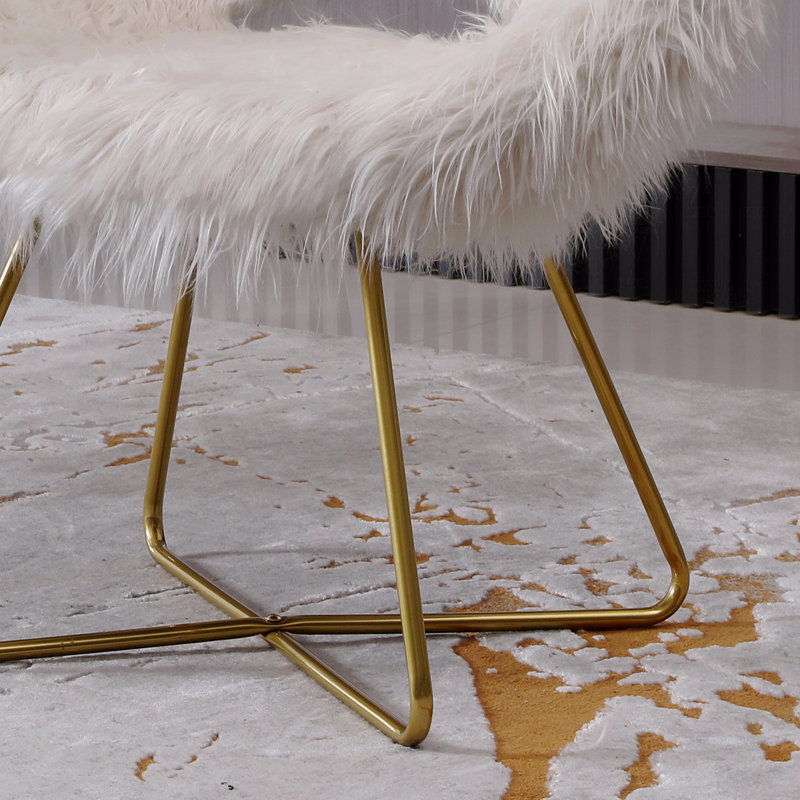 Fauteuil d'appoint basique en fausse fourrure