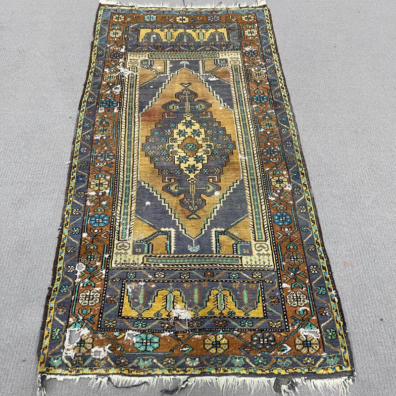 Tapis vintage rétro en laine turque antique pour hall d'entrée dans une teinte jaune luxueuse