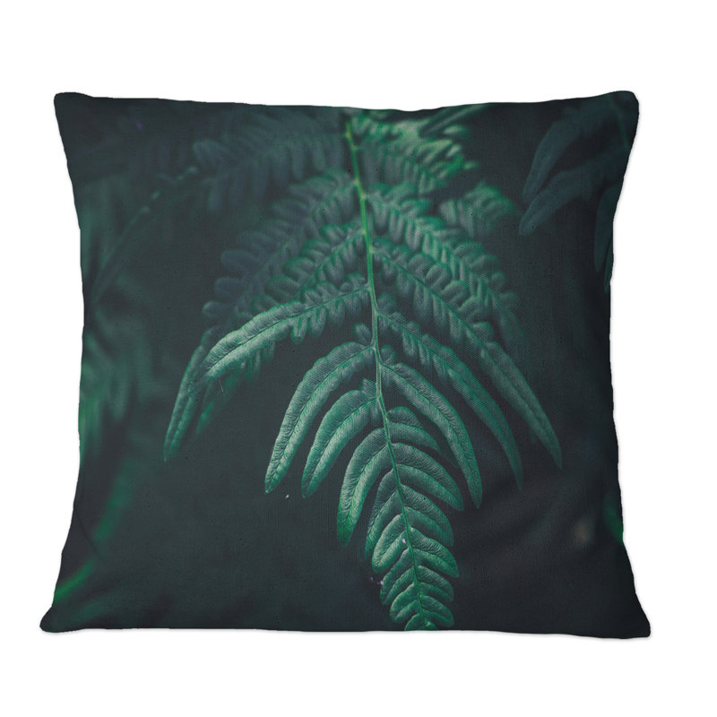 Feuille de fougère vert foncé sur fond noir V - Coussin décoratif imprimé tropical, 16 po x 16 po