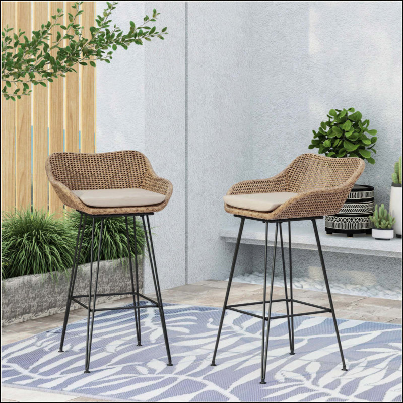 Tabourets de bar d'extérieur à dossier bas en osier et en fer, avec coussin (ensemble de 2)